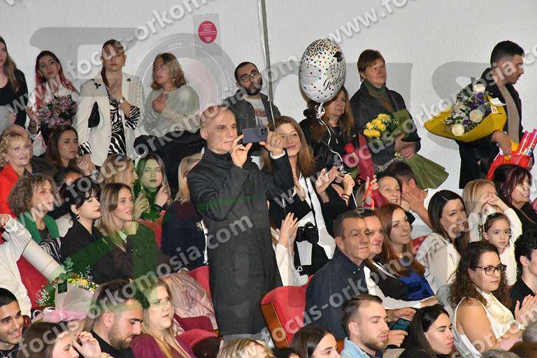 01 υπόλοιπες φωτογραφίες ζητωκραυγές συγγενείς φίλοι