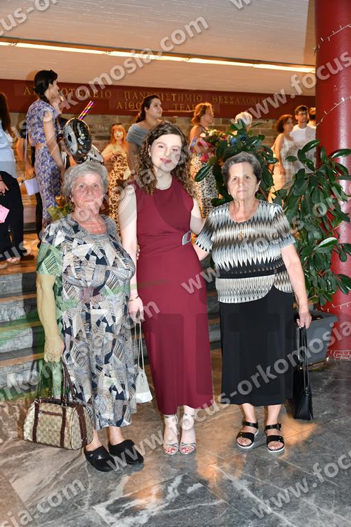 01 πριν την ορκωμοσία έξω από την αίθουσα