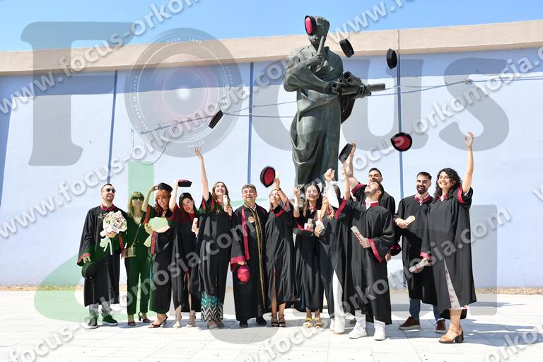 10 μετά την ορκωμοσία έξω