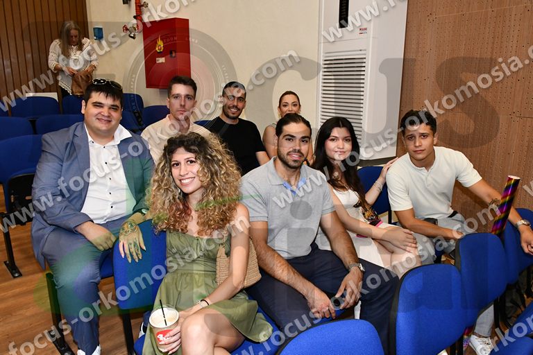02 πορτραίτα και κόσμος μέσαστην αίθουσα