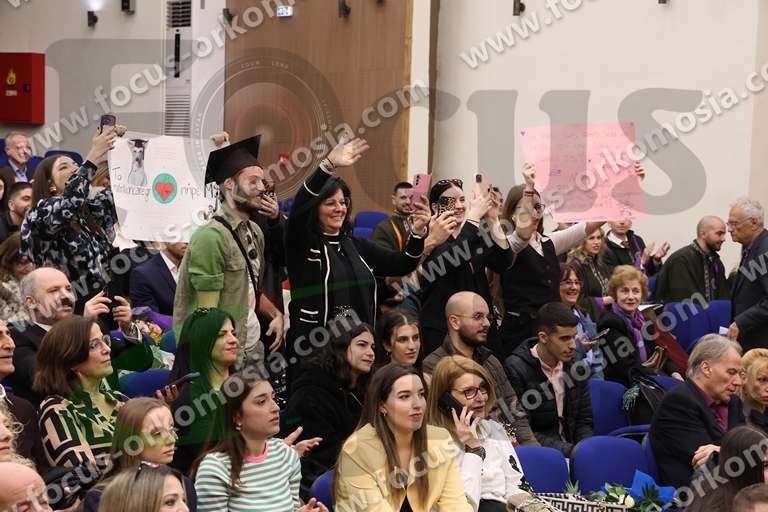 001 συγγενεις φιλοι ζητωκραυγές